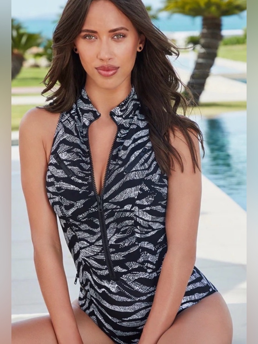 🌺NWT retails $204 Magicsuit Black & White Zip-Front Halter One-Piece🌺
